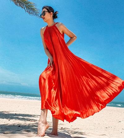 Mẫu đầm xếp li, vải lụa mềm mại cũng được Tuyết Lan ưu ái khi đi du lịch nghỉ dưỡng cùng bạn bè.