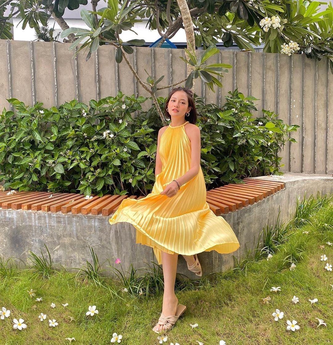 Nhờ chiếc váy yếm "đụng hàng" Mai Phương Thúy, Thùy Anh có những bức ảnh "nghìn like" ở Nha Trang.