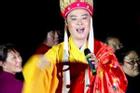 'Đường Tăng đẹp nhất Trung Quốc' mặc áo cà sa đi hát ở hội chợ bình dân