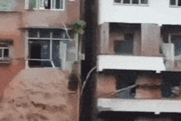 Clip: Khủng khiếp nhìn mưa lũ tràn từ cửa sổ tầng 3 của ngôi nhà xuống như thác đổ ở Trung Quốc