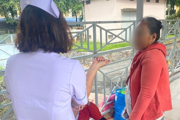 Vụ bé trai 9 tuổi nghi bị mẹ ruột dùng kéo đâm thủng tim: Bé đã tỉnh, tiếp xúc tốt và đang tập cai máy thở-3