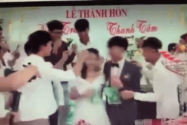 Cô dâu mừng rơi nước mắt khi hội 'ế lâu năm' của chồng trao quà cưới 'quá lầy'