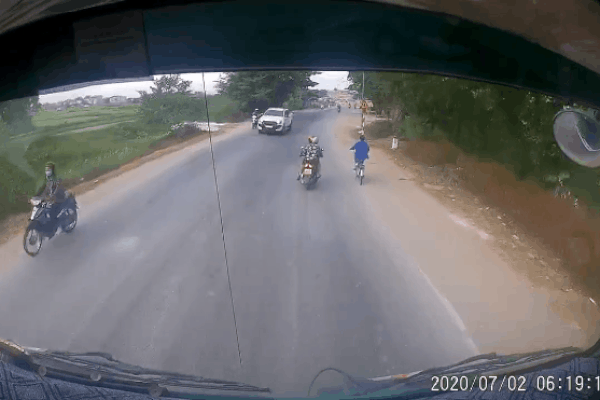 Clip: Xe tải vượt ẩu, lao cả lên vỉa hè, đâm luôn vào ô tô đang đỗ ở Quảng Ninh-1