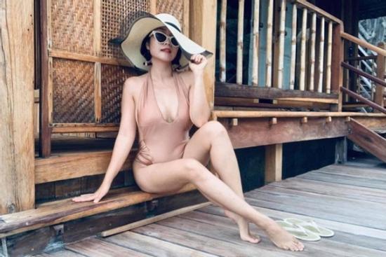 Ốc Thanh Vân diện bikini thiếu vải, để lộ vòng một ngồn ngộn và vòng ba bỏng mắt