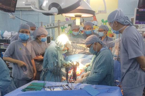 Clip: Bé trai bất ngờ lao qua đường đúng lúc ô tô lao tới, khoảnh khắc sau đó khiến người xem rụng rời tay chân-4