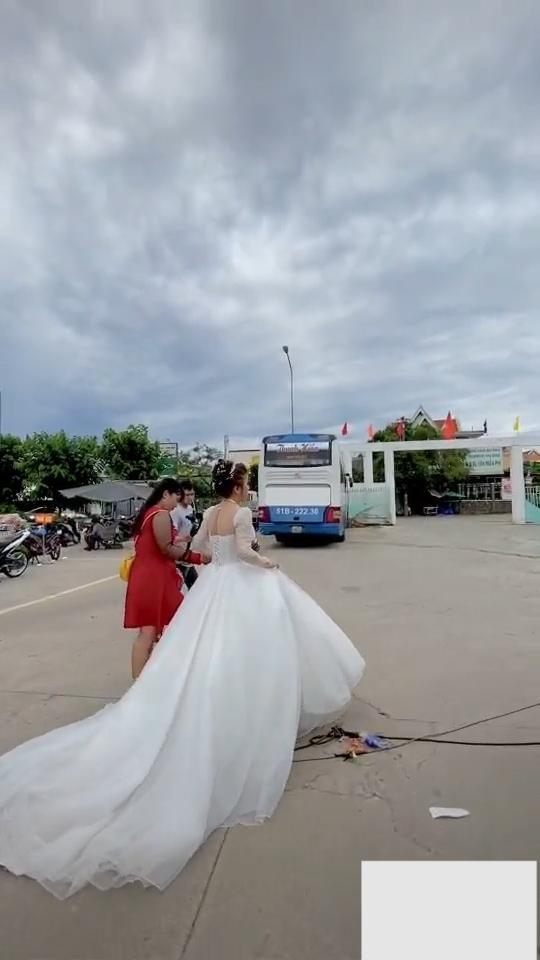 Lấy chồng xa, cô dâu ôm mẹ khóc nức nở khiến bao người xúc động-1