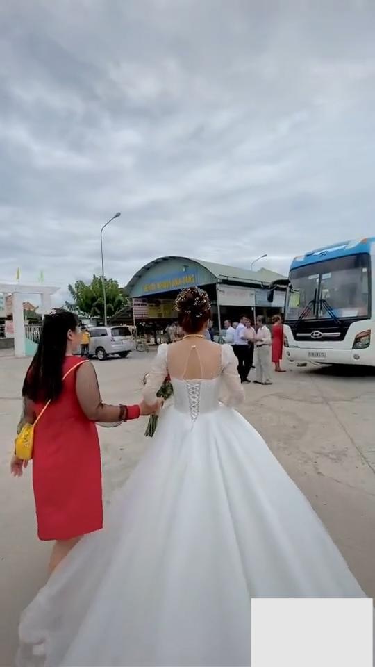 Lấy chồng xa, cô dâu ôm mẹ khóc nức nở khiến bao người xúc động-2