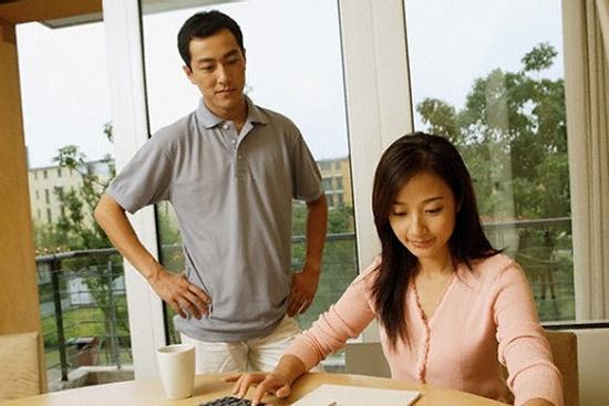 Từ chuyện 'vợ nhà người ta' chi tiêu siêu giỏi, ai giữ tiền thật ra chẳng sung sướng gì