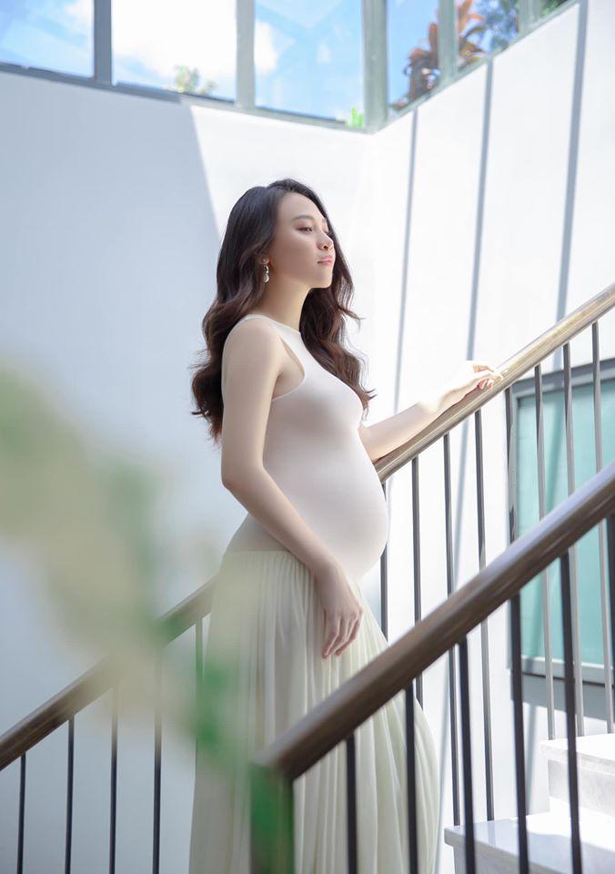 Bụng bầu to sắp đến ngày sinh, Đàm Thu Trang tạo dáng nhìn sợ nổi gai ốc-5