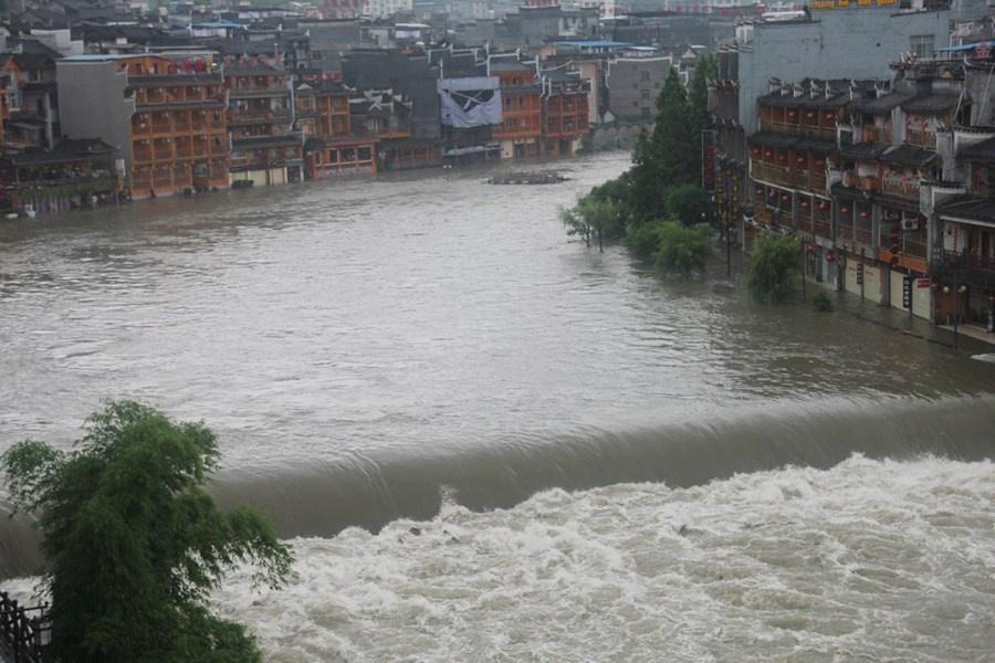 Những hình ảnh đáng sợ về cơn đại hồng thủy miền Nam Trung Quốc gây ra bởi những cơn mưa dai dẳng kéo dài hơn 30 ngày-7
