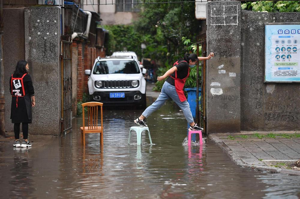 Những hình ảnh đáng sợ về cơn đại hồng thủy miền Nam Trung Quốc gây ra bởi những cơn mưa dai dẳng kéo dài hơn 30 ngày-9