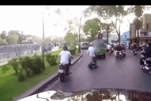 Clip: Người đàn ông đang tập thể dục thấy tờ 20k rơi liền bỏ máy lao ra giành giật-1