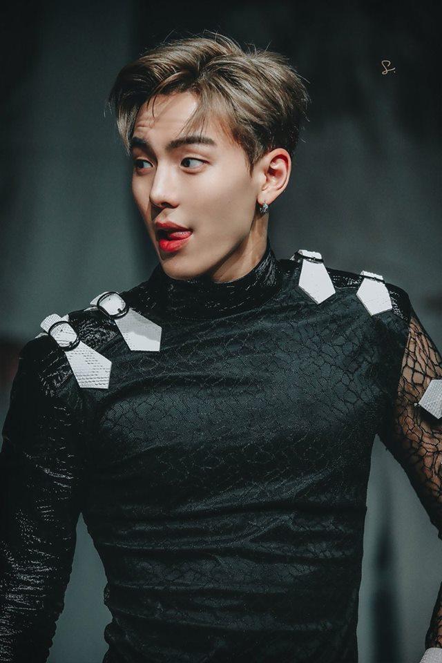 Monsta X Shownu phải phẫu thuật khẩn cấp do bị bong võng mạc mắt trái. Hiện nam thần tượng phải hủy bỏ mọi lịch trình để hồi phục sức khỏe.