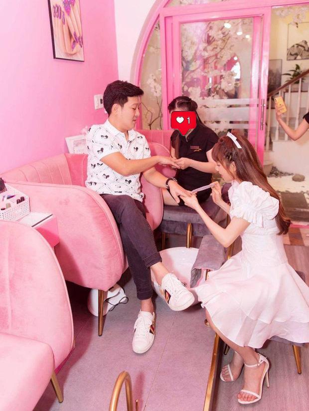 Nhã Phương phát cẩu lương cho fan với khoảnh khắc làm đẹp cho Trường Giang-2