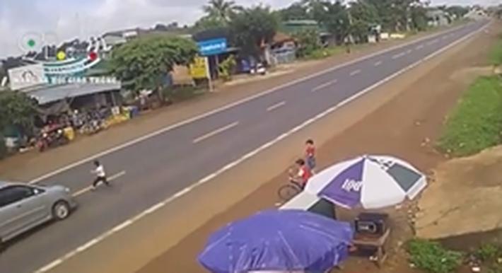 Clip: Bé trai bất ngờ lao qua đường đúng lúc ô tô lao tới, khoảnh khắc sau đó khiến người xem rụng rời tay chân-3