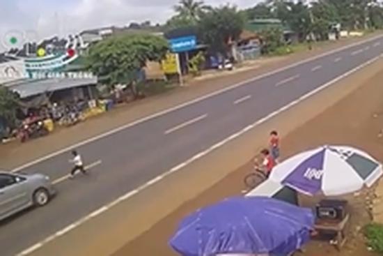 Clip: Bé trai bất ngờ lao qua đường đúng lúc ô tô lao tới, khoảnh khắc sau đó khiến người xem 'rụng rời tay chân'