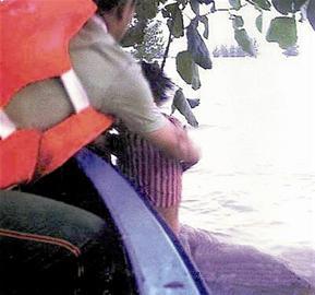 Cuộc sống sau 22 năm của cô bé 7 tuổi kiên cường ôm thân cây suốt 9 tiếng giữa trận đại hồng thủy năm 1998-2