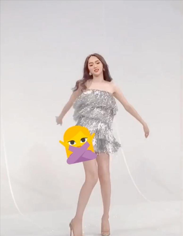 Hương Giang lộ luôn vòng 3 vì mê váy ngắn mà ham nhún nhảy-2