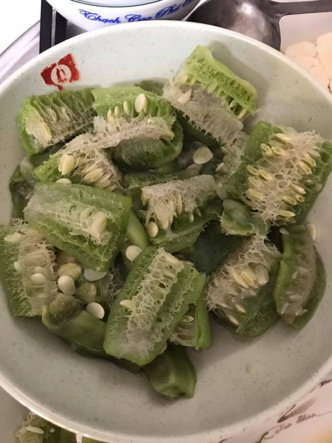 Cô gái luộc mướp cho chồng ăn nhưng cư dân mạng đều khuyên mang đi... chà nồi, có người lại khen nhai cái này sạch răng phải biết-1