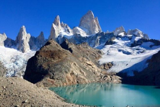 Ngọn núi lửa dựng đứng quanh năm tỏa khói nghi ngút