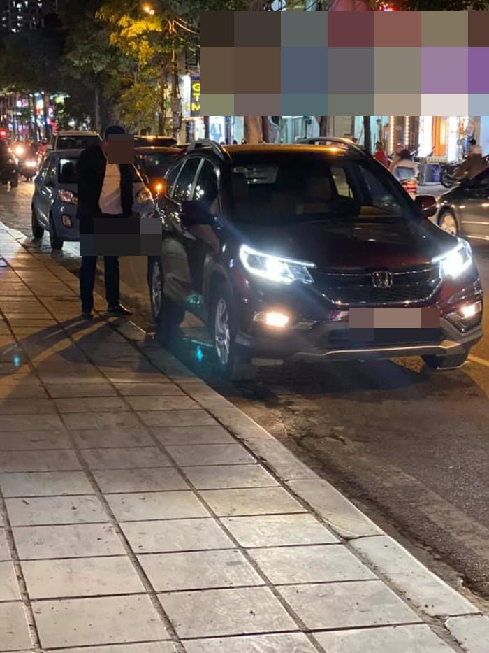 Người đàn ông đi xế hộp dừng giữa phố Hà Nội tiểu bậy như đang ở toilet nhà mình-5