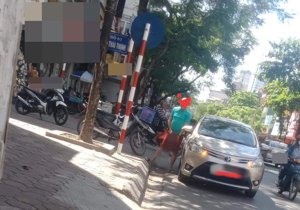Người đàn ông đi xế hộp dừng giữa phố Hà Nội tiểu bậy như đang ở toilet nhà mình-6