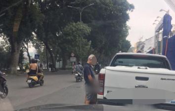 Người đàn ông đi xế hộp dừng giữa phố Hà Nội tiểu bậy như đang ở toilet nhà mình-7