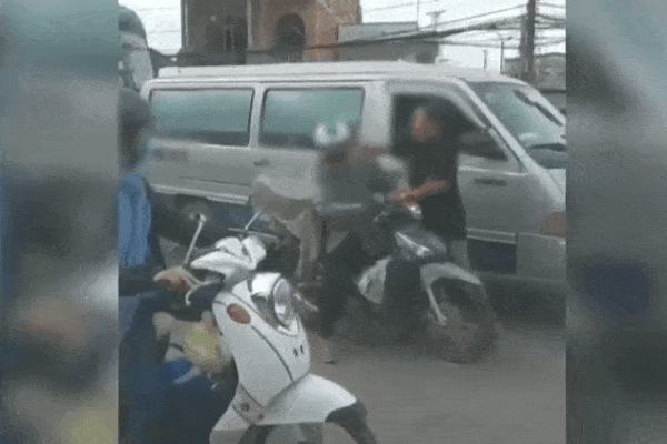 Clip: Va chạm nhẹ, người đi xe máy bị tài xế ô tô đấm tới tấp không ngẩng nổi mặt