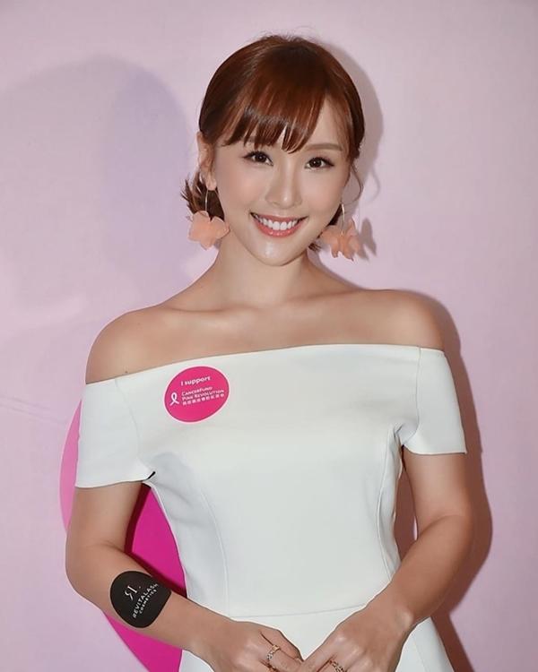 Đặc biệt phong cách thời trang của Trần Tĩnh hiện tại có nhiều thay đổi so với trước đây. Ngoại trừ việc mặc bikini đi du lịch, ngoài đời cô ăn vận kín đáo hơn.