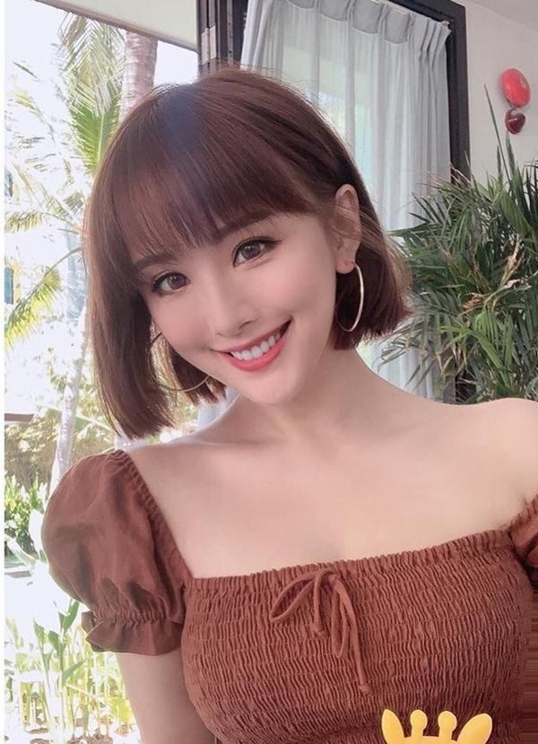 Từ khi từ bỏ phong cách ăn mặc khoe thân táo bạo lúc trước và chuyển hướng sang gu thời trang kín đáo, thanh lịch thì Trần Tĩnh nhận được nhiều lời khen hơn.