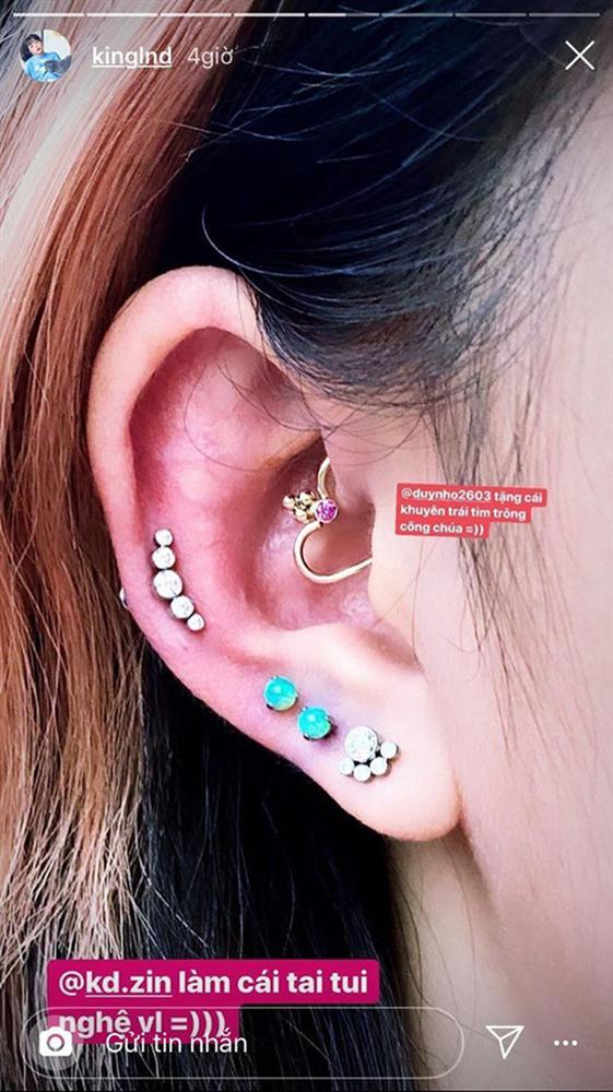 Linh Ngọc Đàm chẳng mấy khi để lộ, ít người biết nàng streamer cũng xỏ nhiều khuyên tai ngầu ra phết-2