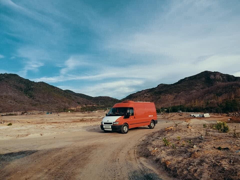 Cặp vợ chồng biến ô tô cũ trở thành khách sạn di động vi vu đó đây-1