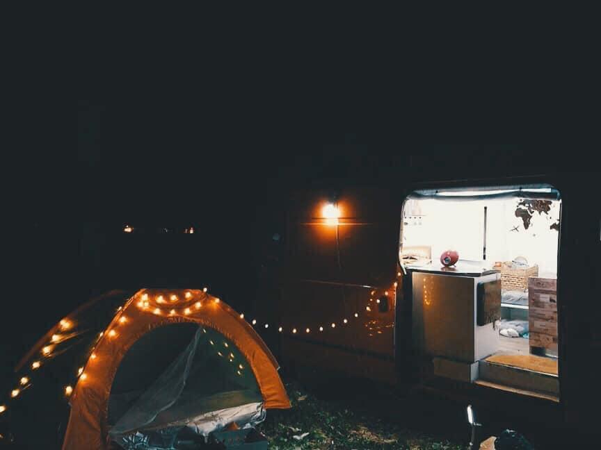 Cặp vợ chồng biến ô tô cũ trở thành khách sạn di động vi vu đó đây-3