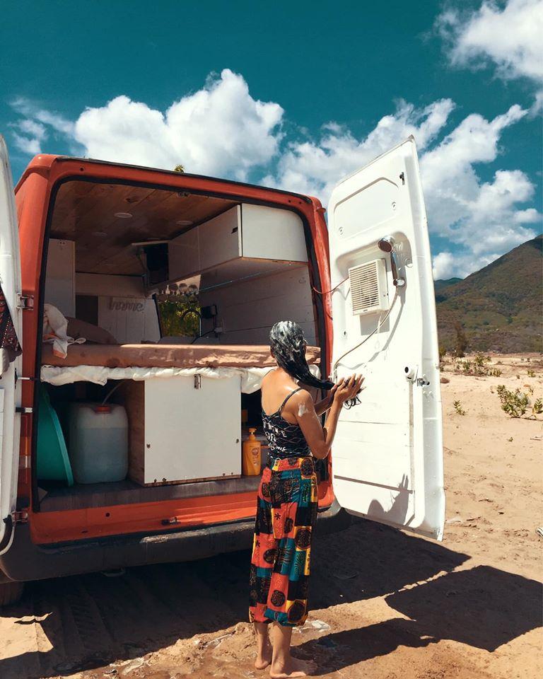 Cặp vợ chồng biến ô tô cũ trở thành khách sạn di động vi vu đó đây-5