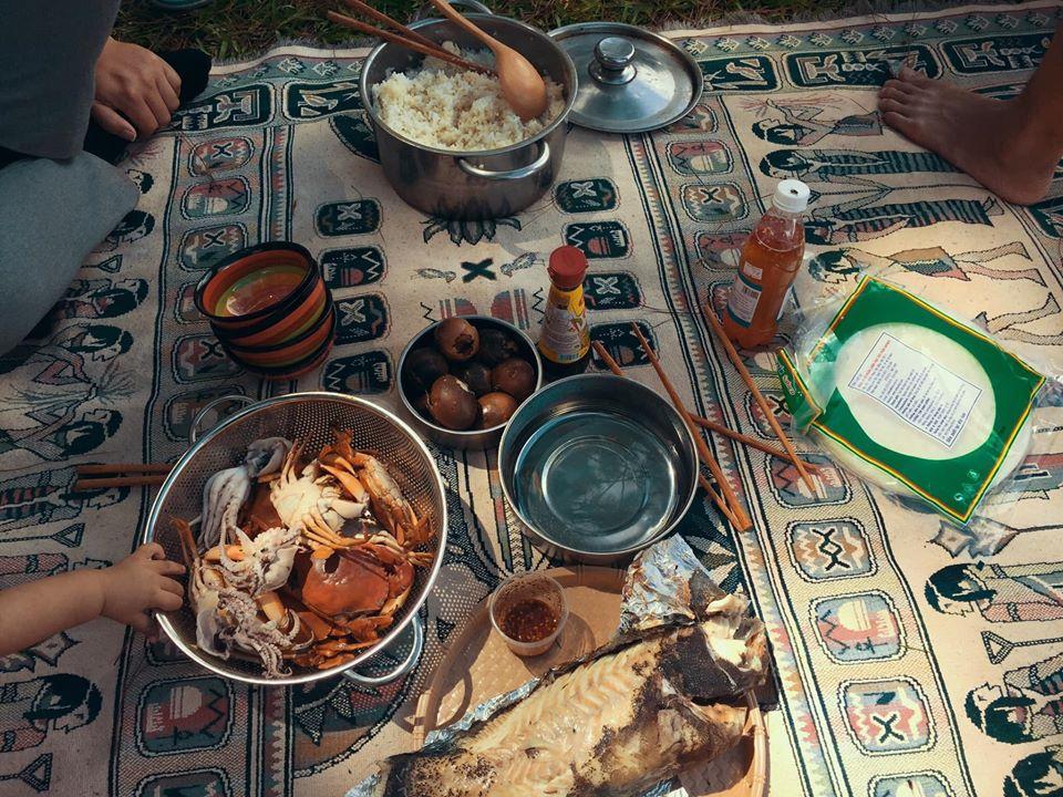 Cặp vợ chồng biến ô tô cũ trở thành khách sạn di động vi vu đó đây-6