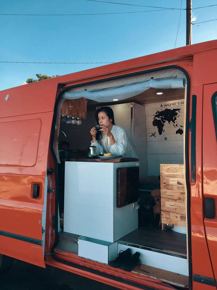 Cặp vợ chồng biến ô tô cũ trở thành khách sạn di động vi vu đó đây-10