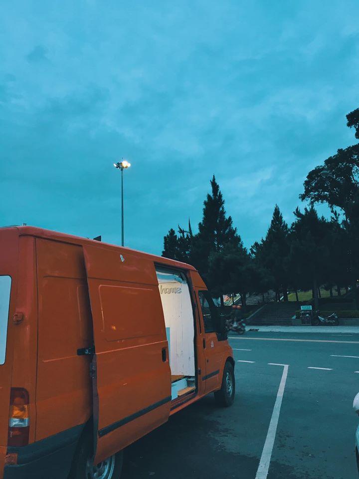 Cặp vợ chồng biến ô tô cũ trở thành khách sạn di động vi vu đó đây-12