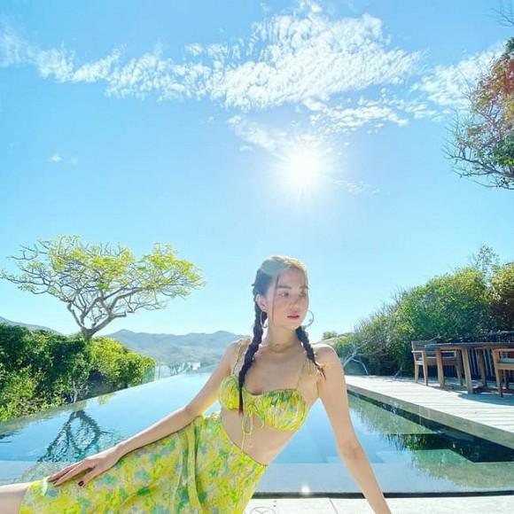 Ngọc Trinh lộ eo lằn mỡ khi tạo dáng gợi cảm-2