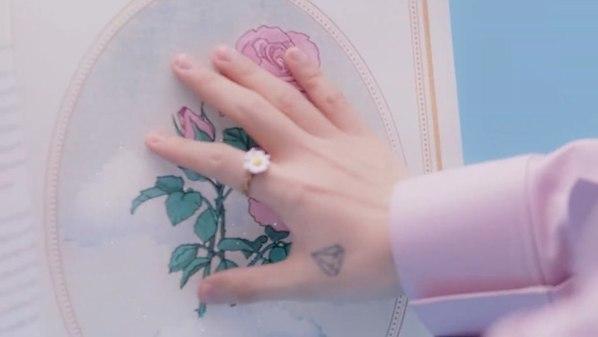 Sơn Tùng gây tranh cãi vì sử dụng biểu tượng hoa cúc như G-Dragon-2