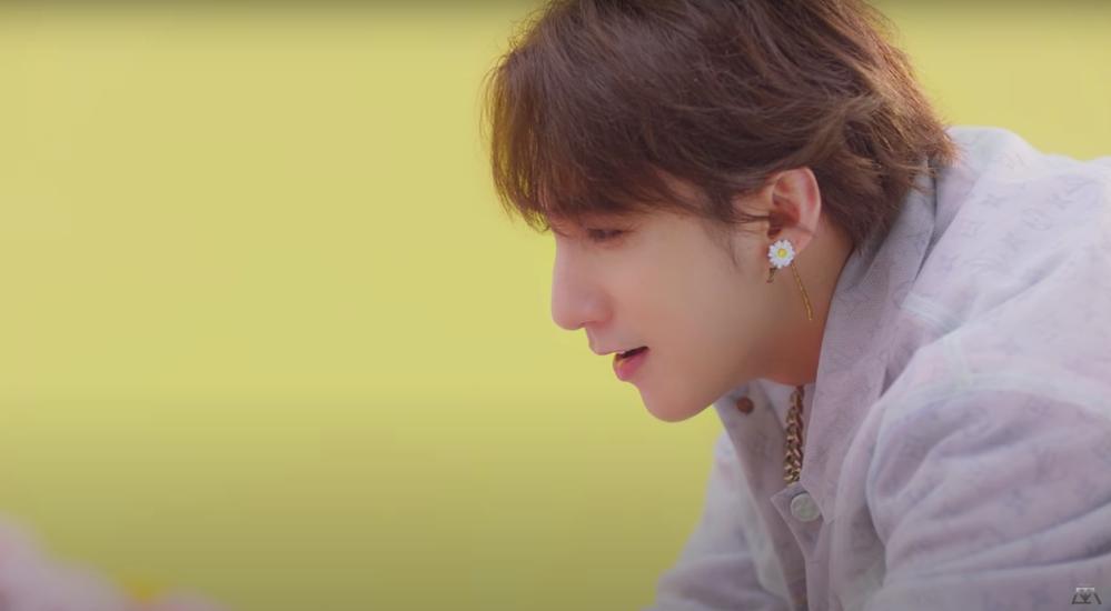 Sơn Tùng gây tranh cãi vì sử dụng biểu tượng hoa cúc như G-Dragon-3