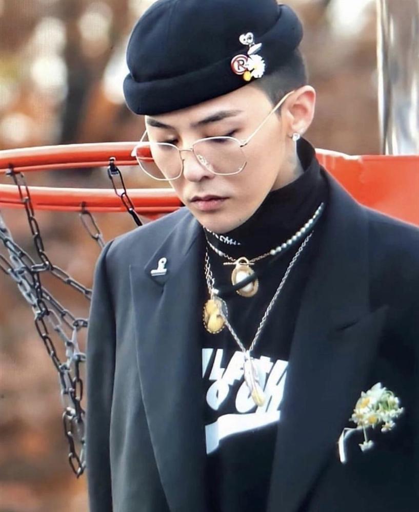 Sơn Tùng gây tranh cãi vì sử dụng biểu tượng hoa cúc như G-Dragon-6