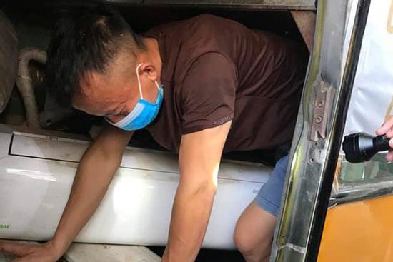 3 người chui gầm xe khi nhập cảnh để trốn cách ly