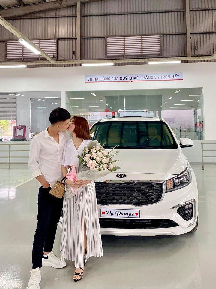 Phải hoãn cưới vì bố mẹ vợ mắc kẹt ở Mỹ, Mạc Văn Khoa đành tậu ô tô tặng bạn gái xinh đẹp-2