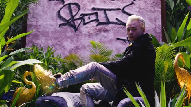 Rapper Binz đi giày vàng, đeo đồng hồ 17.000 USD trong MV Bigcityboi-1