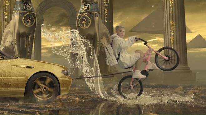 Rapper Binz đi giày vàng, đeo đồng hồ 17.000 USD trong MV Bigcityboi-4