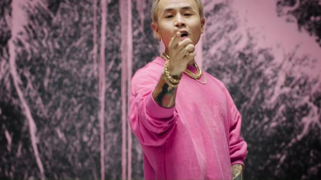 Rapper Binz đi giày vàng, đeo đồng hồ 17.000 USD trong MV 'Bigcityboi'