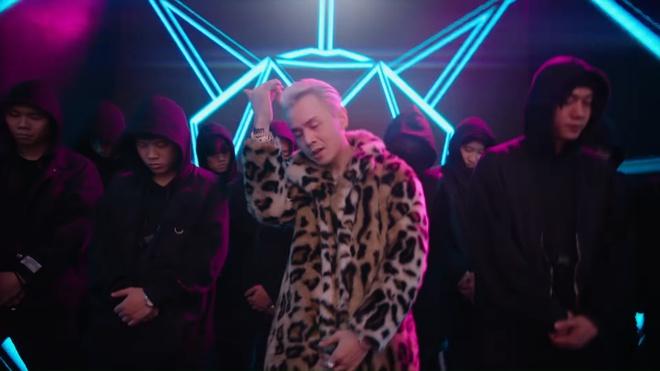 Rapper Binz đi giày vàng, đeo đồng hồ 17.000 USD trong MV Bigcityboi-8