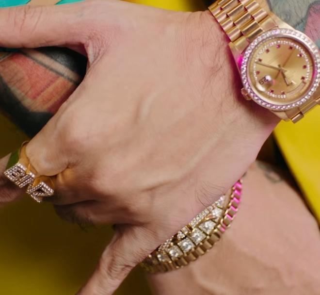 Rapper Binz đi giày vàng, đeo đồng hồ 17.000 USD trong MV Bigcityboi-10