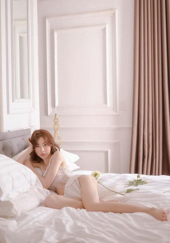 Chụp ảnh sexy, Elly Trần vô tình hé lộ một số ngóc ngách trong nhà riêng-3