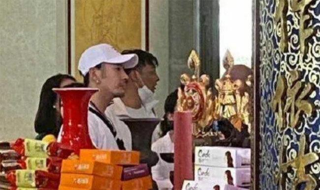 Vợ chồng bom sex gốc Việt lên chùa cầu con-5